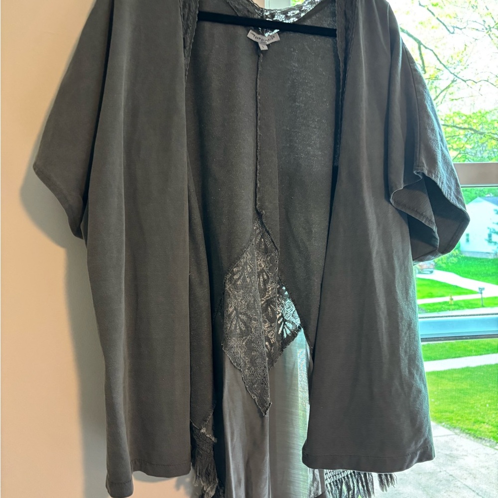 Tempo Paris Silver Kimono with Lace Trim